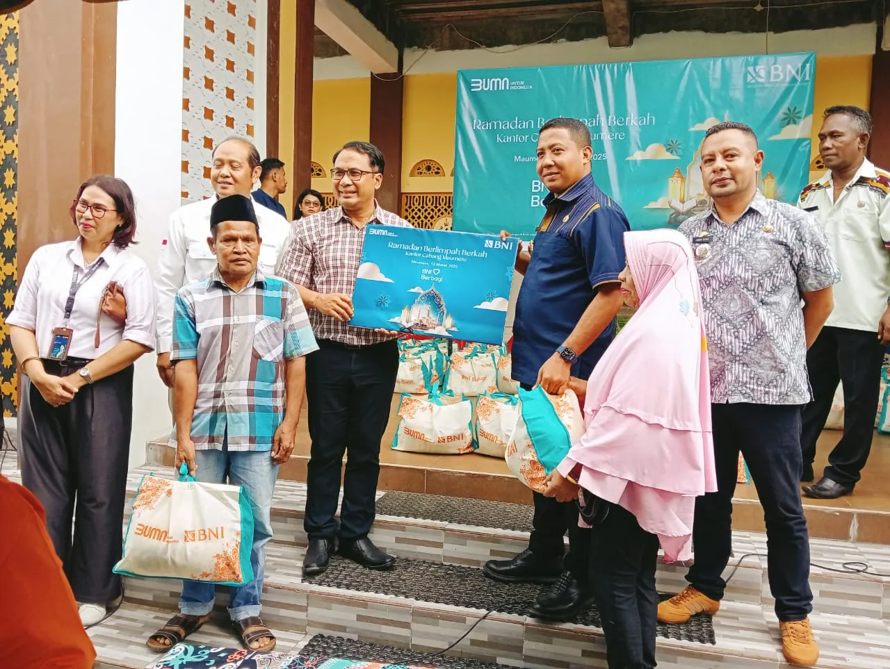 Bupati Sikka Serahkan Bantuan Sembako Bank Nasional Indonesia di Masjid AL - Muhajirin Maumere