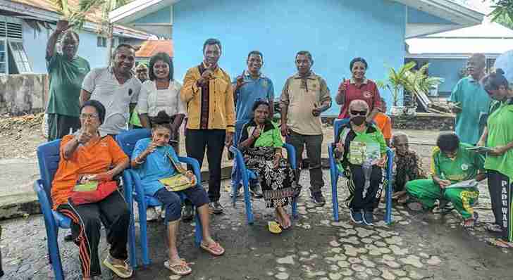 DISARPUS Sikka Jajaki Kerja Sama dengan Panti Jompo Paduwau Waipare, Titipkan Buku untuk Lansia