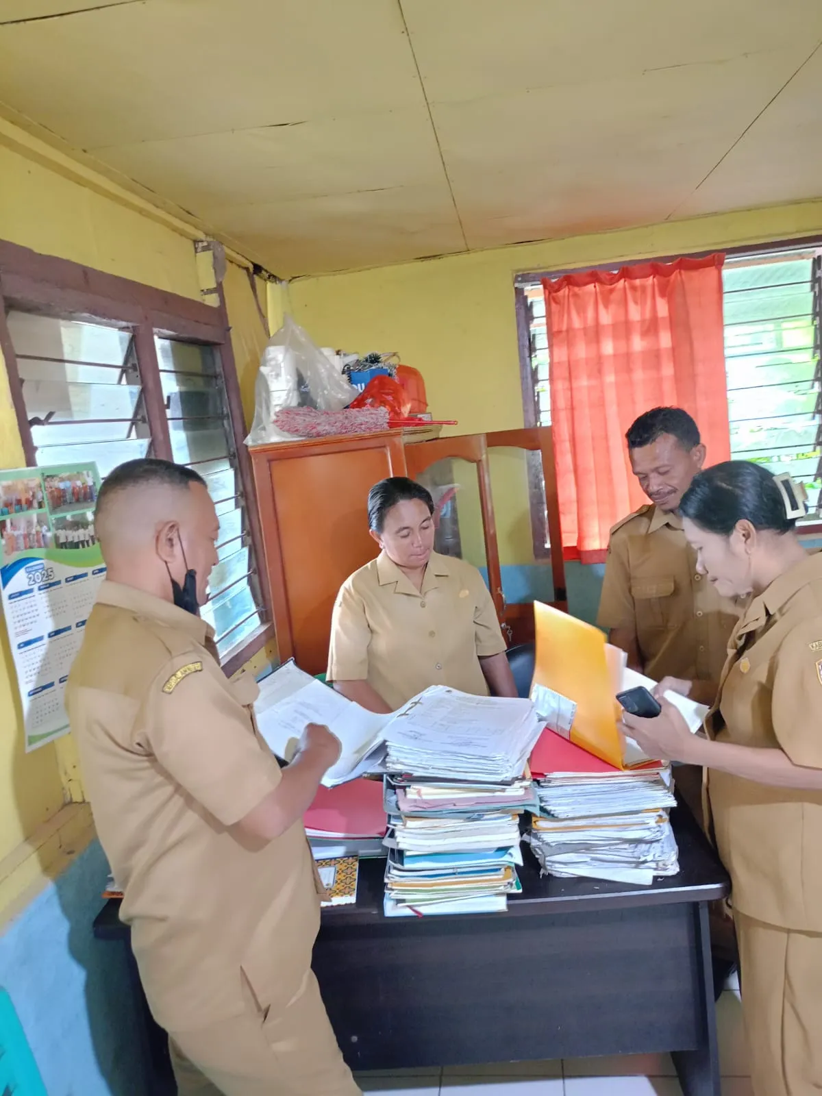 DISARPUS Sikka Lakukan Pendampingan Pengelolaan Arsip di Desa Paubekor, Kecamatan Koting