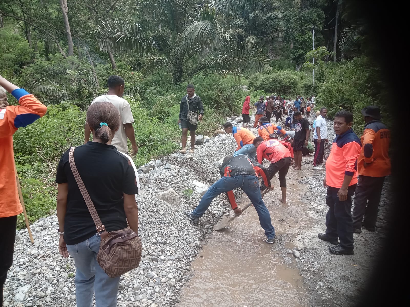 Tim Reaksi Cepat BPBD Sikka Bersama Warga Desa Wolorega dan Desa Rejo Gotong Royong Bersihkan Jalan Rusak Akibat Banjir dan Longsor