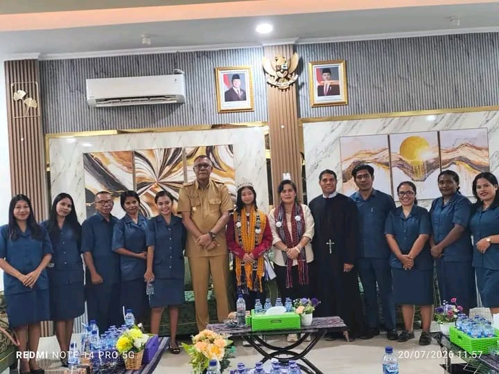 Pemkab Sikka Menyambut Kedatangan Grace Margareth Cantika Parera di Bandara Frans Seda Maumere
