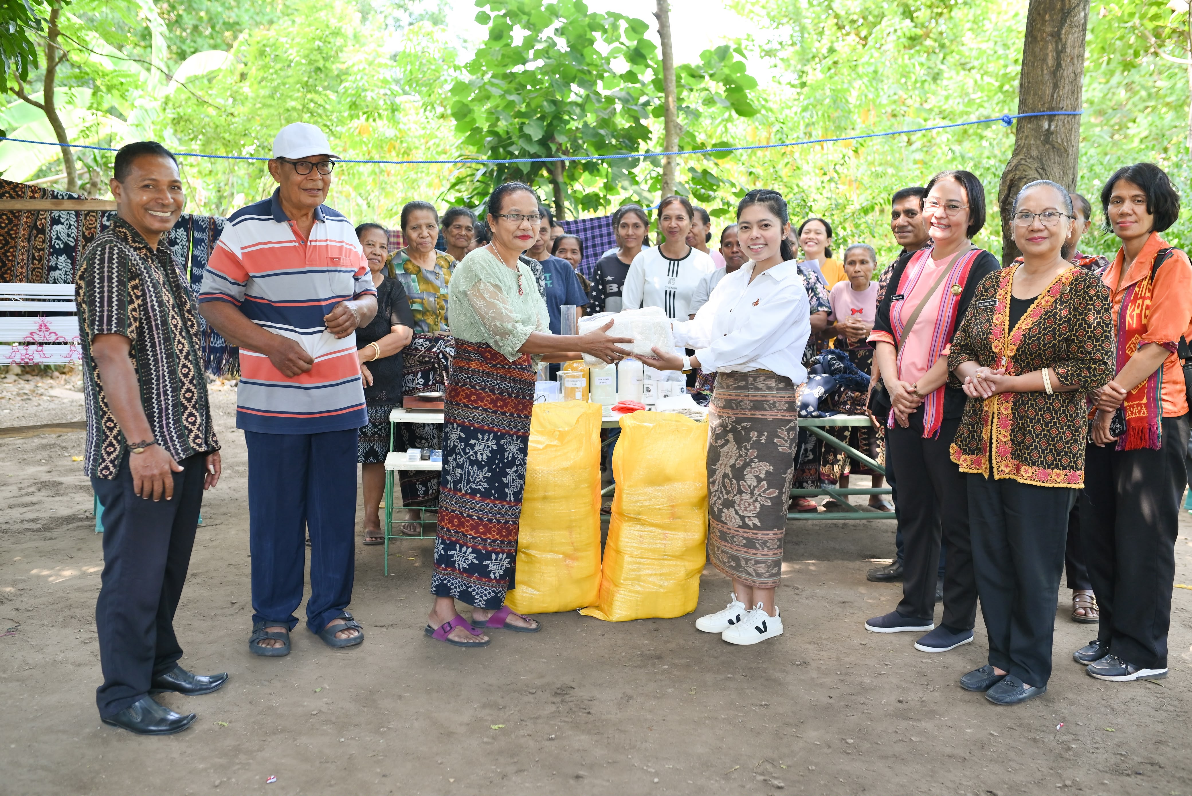 Kunjungi Desa Kopong, Istri Bupati Sikka Serahkan Bantuan Benang Kepada Kelompok Tenun Ikat