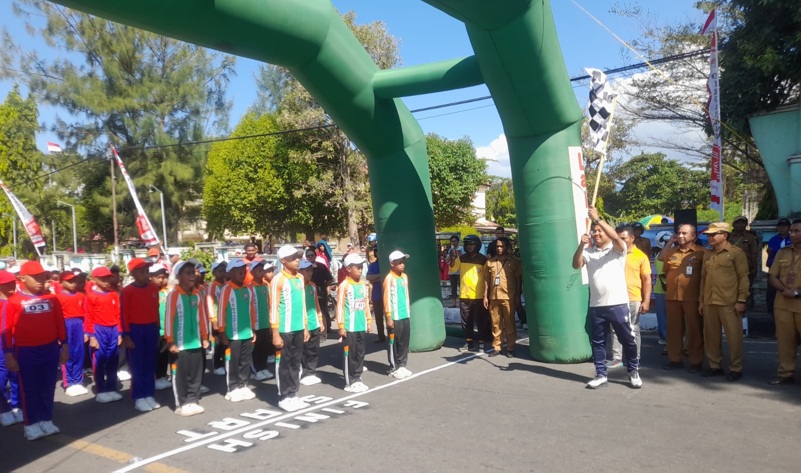 Buka Perlombaan Gerak Jalan HUT ke-81 RI, Bupati Sikka : Perkuat Semangat Persatuan, Kedisiplinan, dan Gotong Royong 