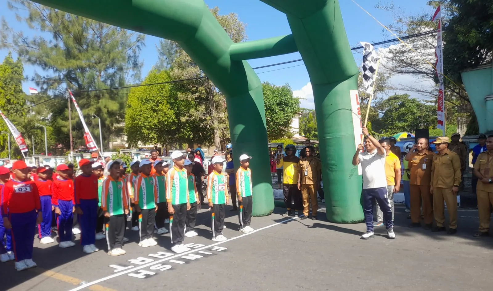 Buka Perlombaan Gerak Jalan HUT ke-81 RI, Bupati Sikka : Perkuat Semangat Persatuan, Kedisiplinan, dan Gotong Royong 