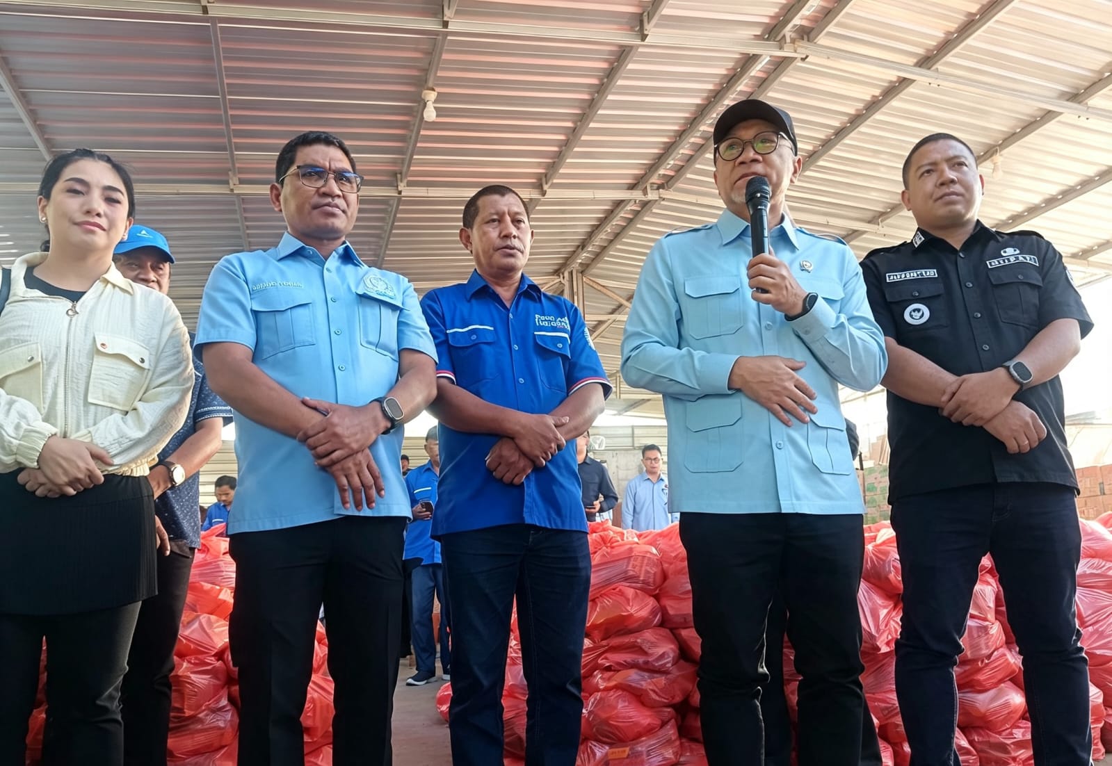 Menko Pangan Zulkifli Hasan Kunjungi Posko Gempa di Sikka, Serahkan 1.000 Paket Sembako