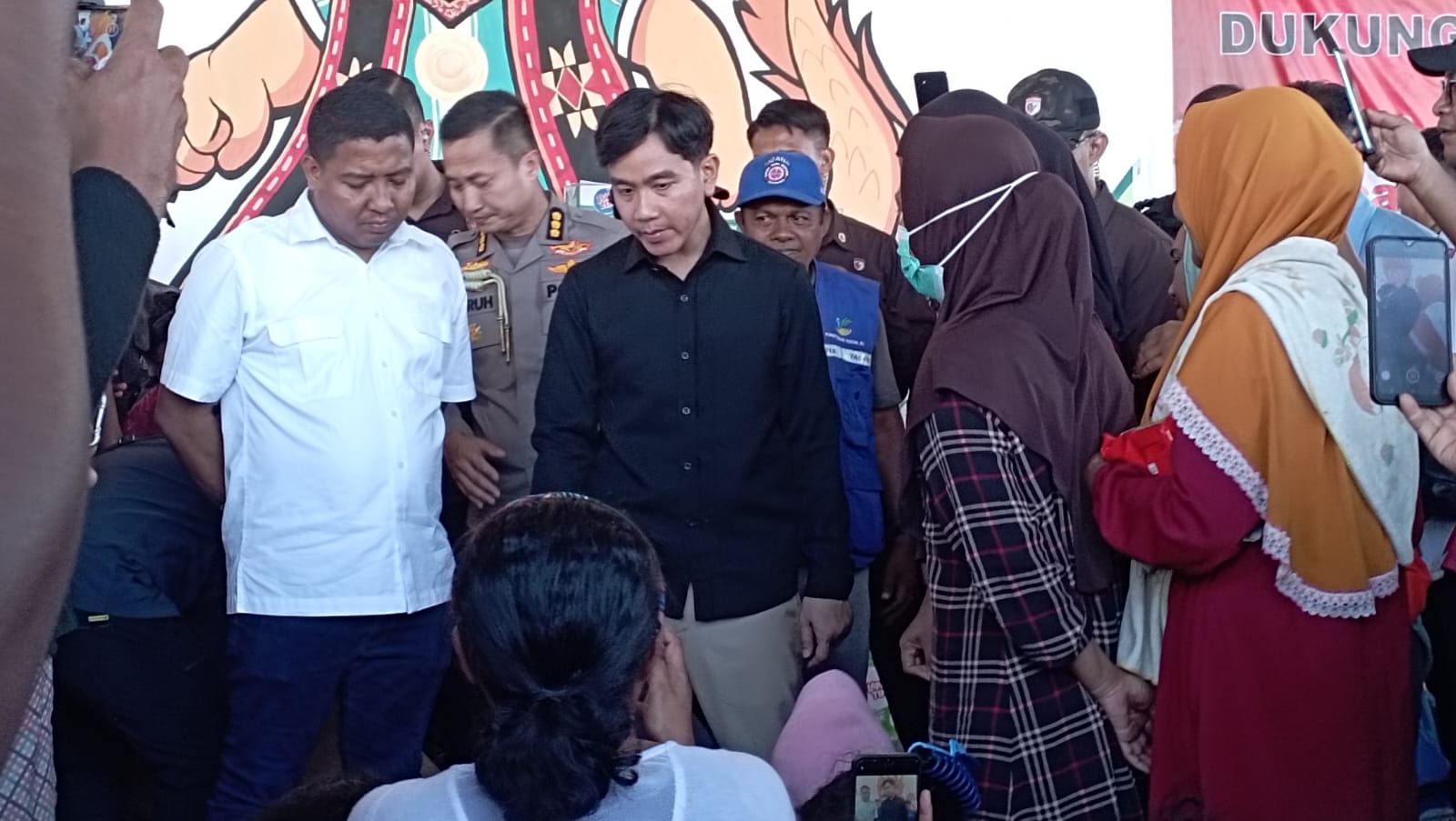 Tiba di Maumere Wakil Presiden RI Tinjau Sejumlah Lokasi Terdampak Gempa Bumi dan Pengungsi 