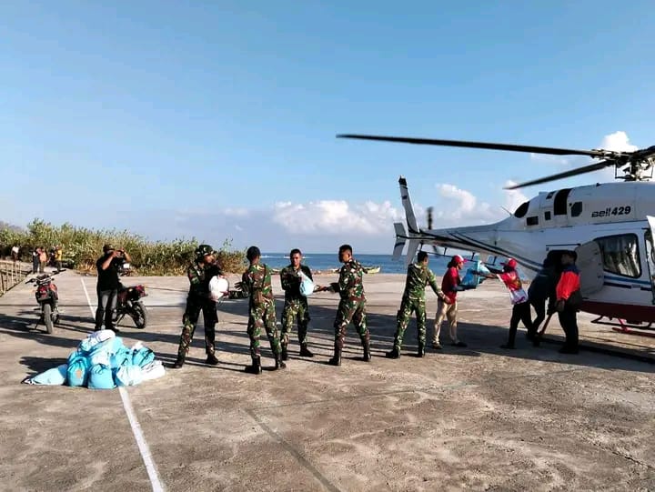 Personel Kodim 1603 Sikka Salurkan Bantuan Untuk Warga Terdampak Gempa Palue Melalui Helikopter