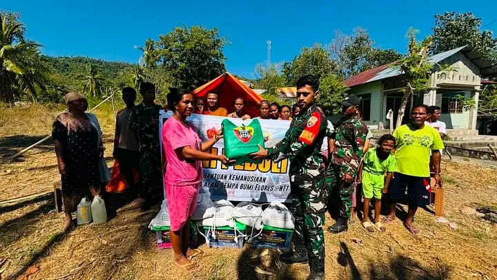 Personil KODIM 1603 Sikka, Salurkan Bantuan Sembako TNI kepada Pengungsi Desa Reruwairere, Palue
