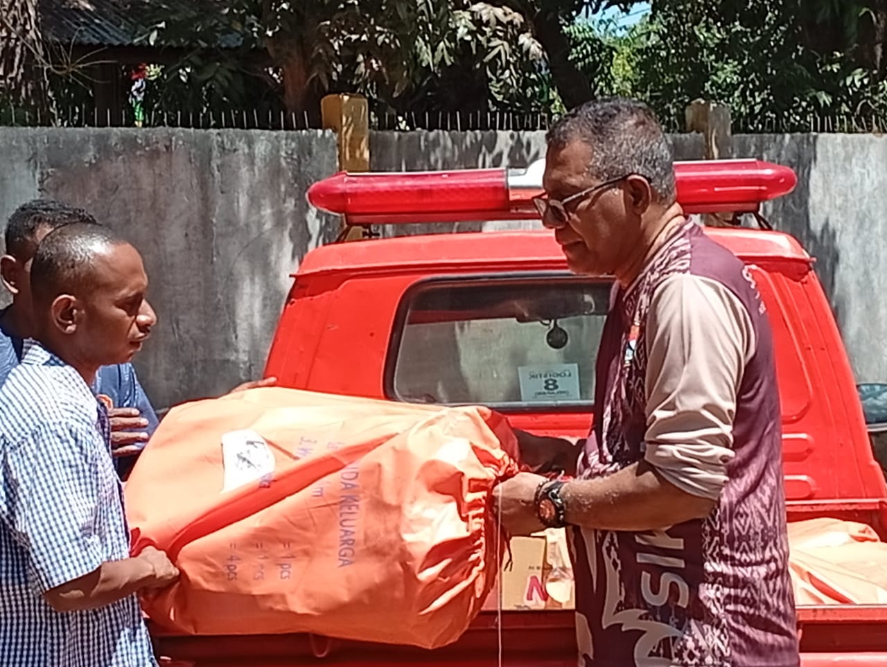 Wabup Sikka Serahkan 20 Unit Tenda untuk Korban Gempa di Talibura Sikka