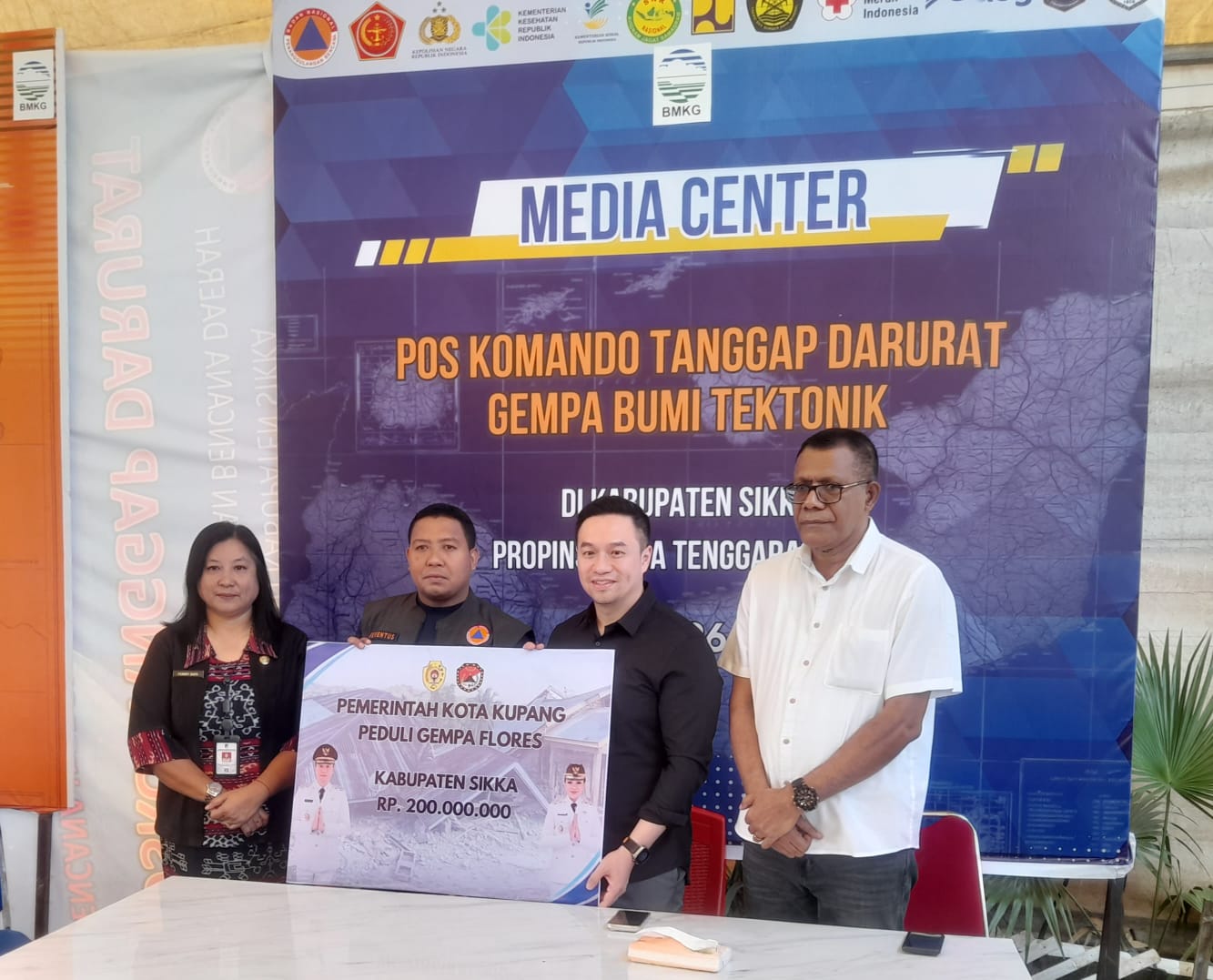 Wali Kota Kupang Serahkan Bantuan Peduli Gempa Flores Sikka Senilai Rp 200 Juta dan 500 Paket Sembako