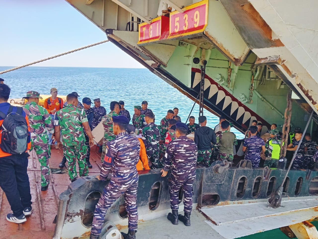 KRI Teluk Parigi 539 Tiba di Pelabuhan Ferry Kewapante, Percepat Pengiriman Logistik Bantuan Kemanusiaan Gempa Bumi Flores NTT Melalui Jalur Laut