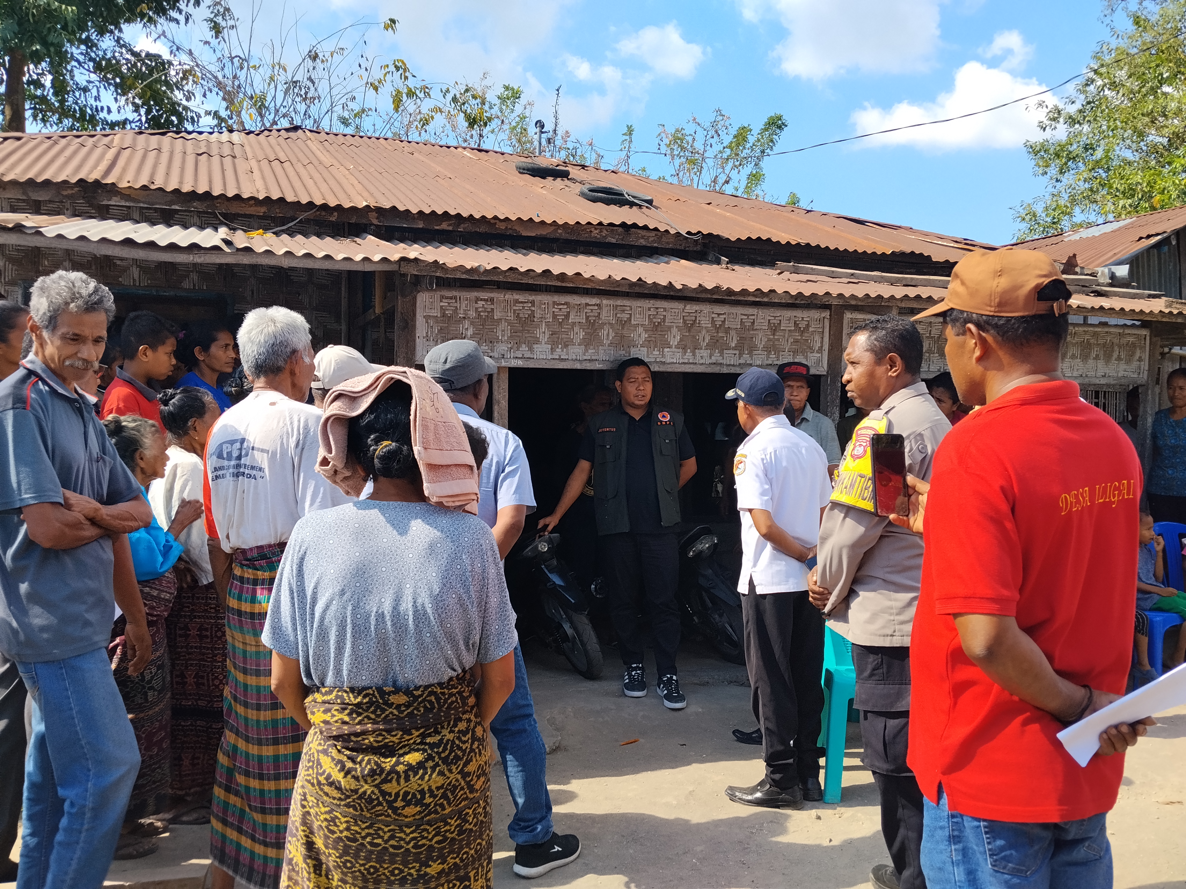 Kunjungi Warga Terdampak Desa Iligai, Kecamatan Lela, Bupati Sikka Dorong Warga Untuk Tetap Tenang dan Kembali Beraktivitas