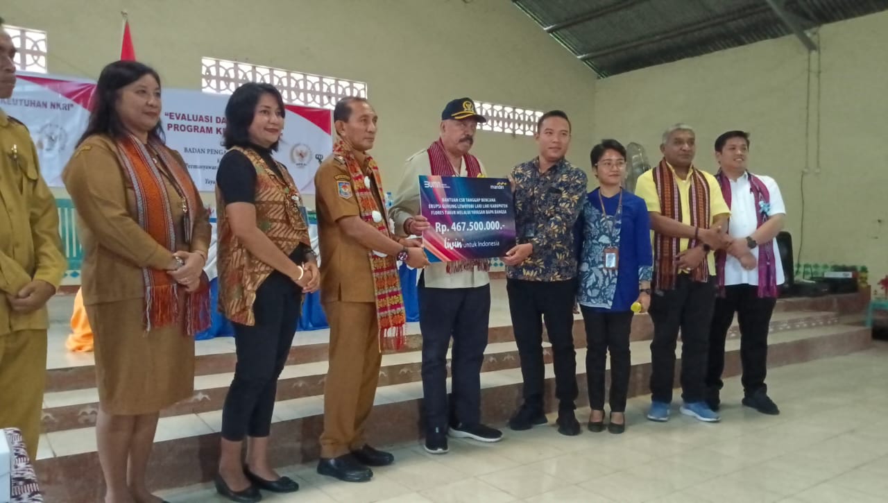 Ketua Komisi X DPR RI Melkias Markus Mekeng Salurkan Bantuan Untuk Warga Terdampak Erupsi Gunung Lewotobi Laki-Laki