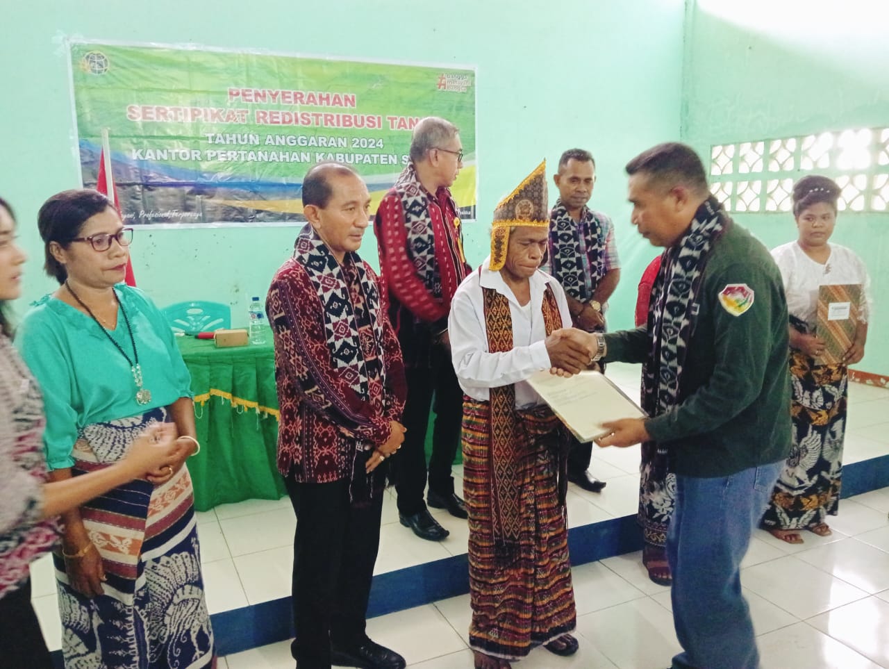 Penjabat Bupati Sikka Serahkan Sertifikat TORA Bagi  Warga  Desa Hoder