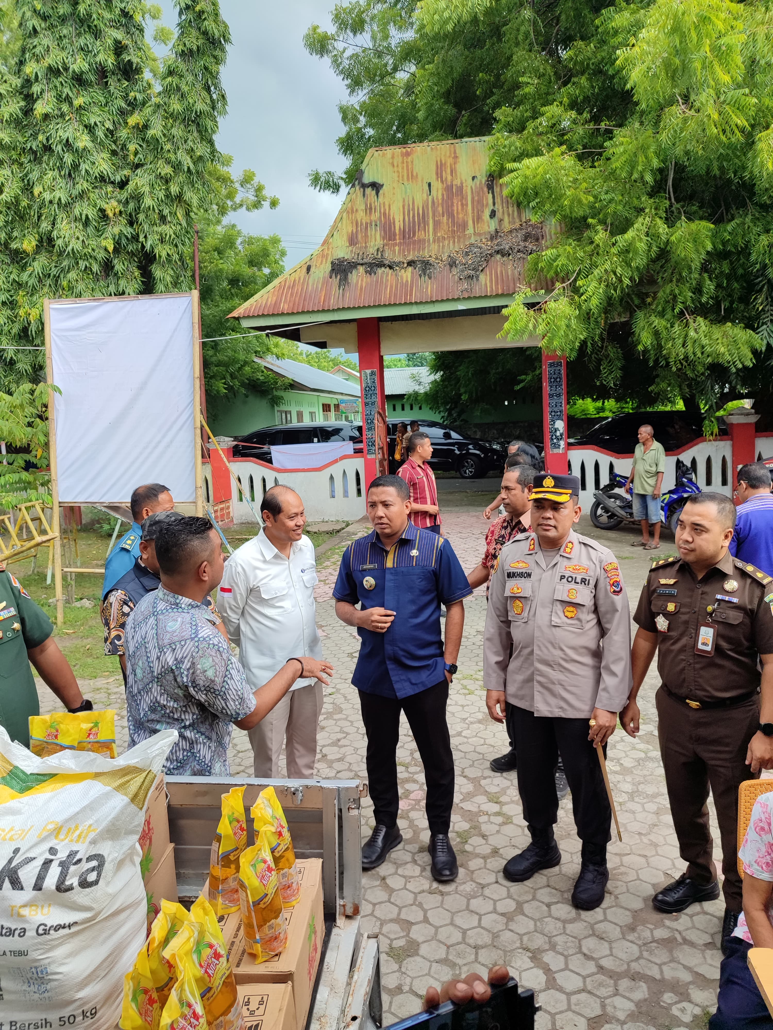 Bupati Sikka Pantau  Operasi Pasar Pangan Murah