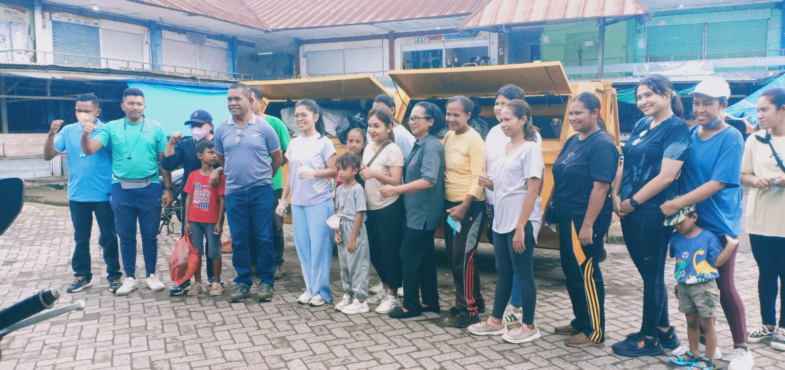 Ketua TP - PKK Kabupaten Sikka dan Pengurus Gelar Kerja Bakti di Pasar Maumere