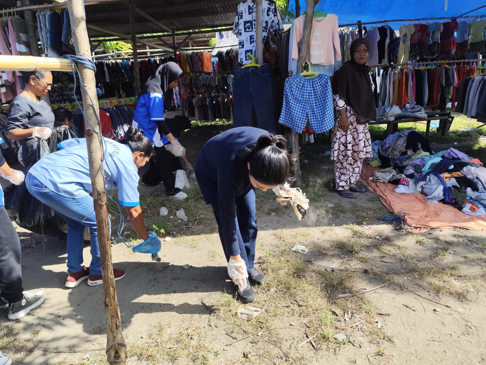Peringati Hari Kartini, TP PKK Kabupaten Sikka Gelar Kerja Bhakti di Pasar Nangahale
