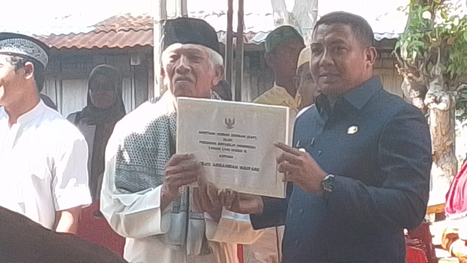 Bupati Sikka Serahkan Bantuan Kemasyarakatan Presiden RI Kepada Umat Muslim Masjid Ar - Rahman Waipare