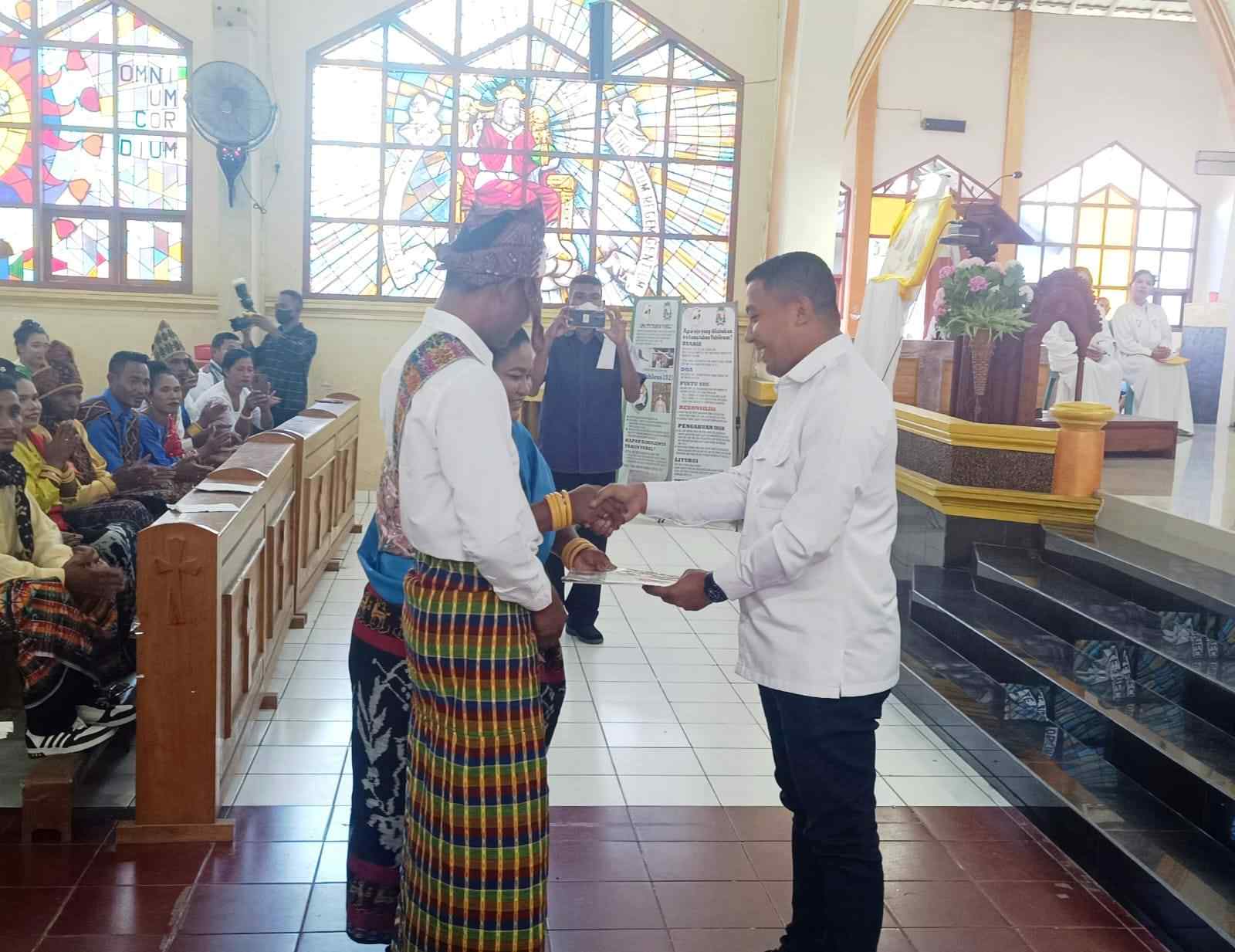 Bupati Sikka Serahkan 106 Akta Nikah dalam Perayaan Nikah Massal di Gereja Katedral Maumere
