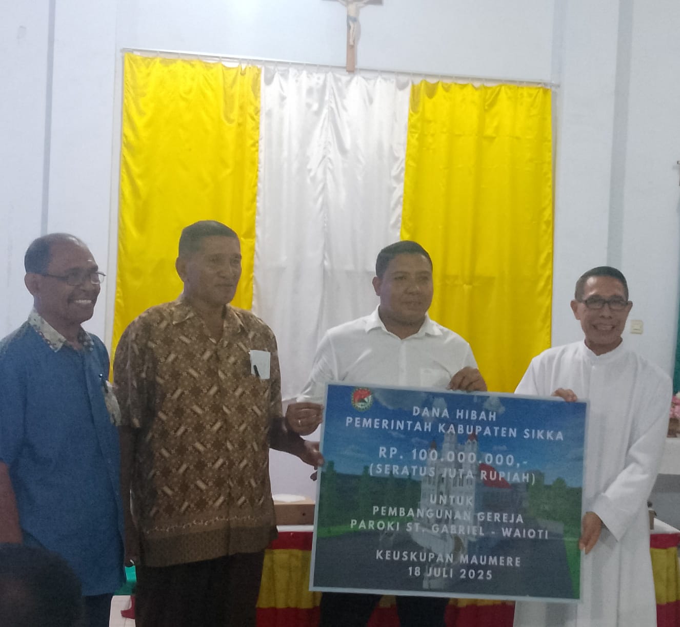 Bupati Sikka Serahkan Dana Hibah kepada Paroki St. Gabriel Maumere