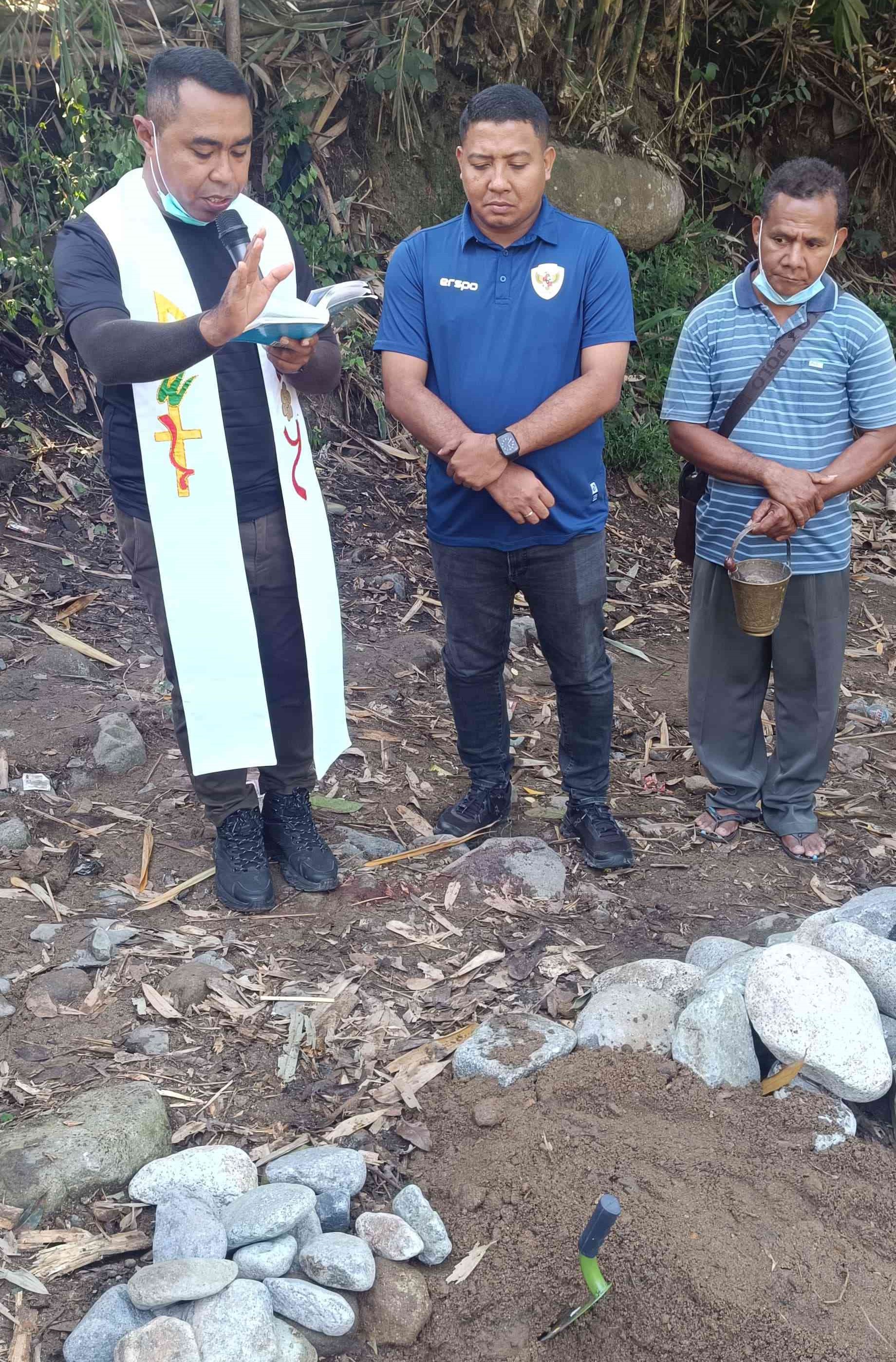 Bupati Sikka dan Pastor Paroki St. Petrus Masebewa Letakkan Batu Pertama Pembangunan Jembatan Layang Penghubung Dua Desa di Kecamatan Paga