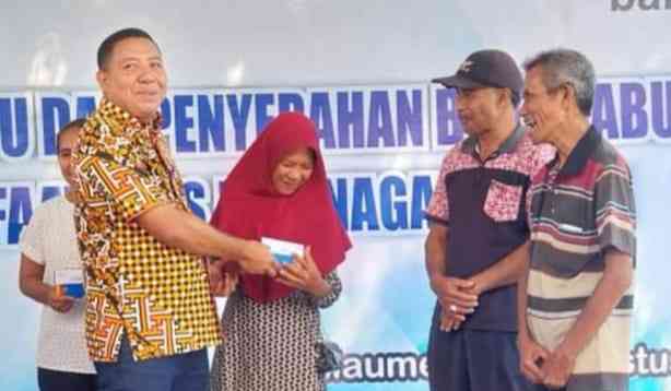 Bupati Sikka Serahkan Kartu BPJS Ketenagakerjaan dan Buku Tabungan Bagi Pekerja Rentan Kabupaten Sikka