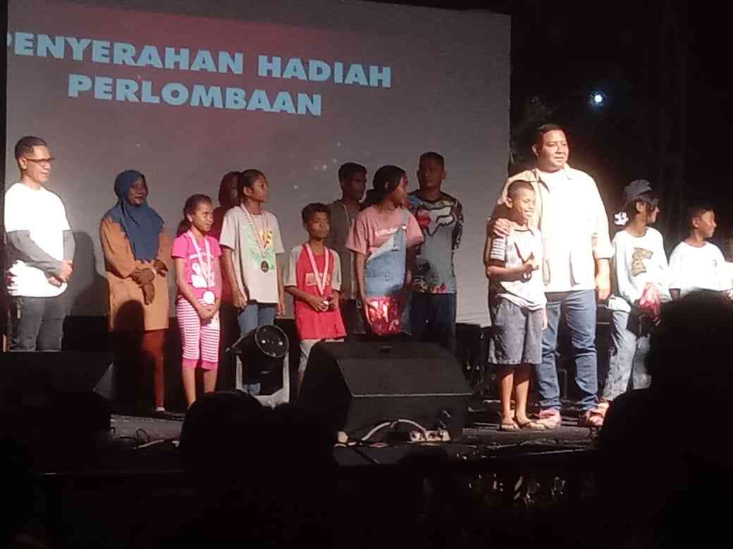 Penyerahan Hadiah Perlombaan Oleh Bupati Sikka Dalam Rangka HUT RI Ke - 80