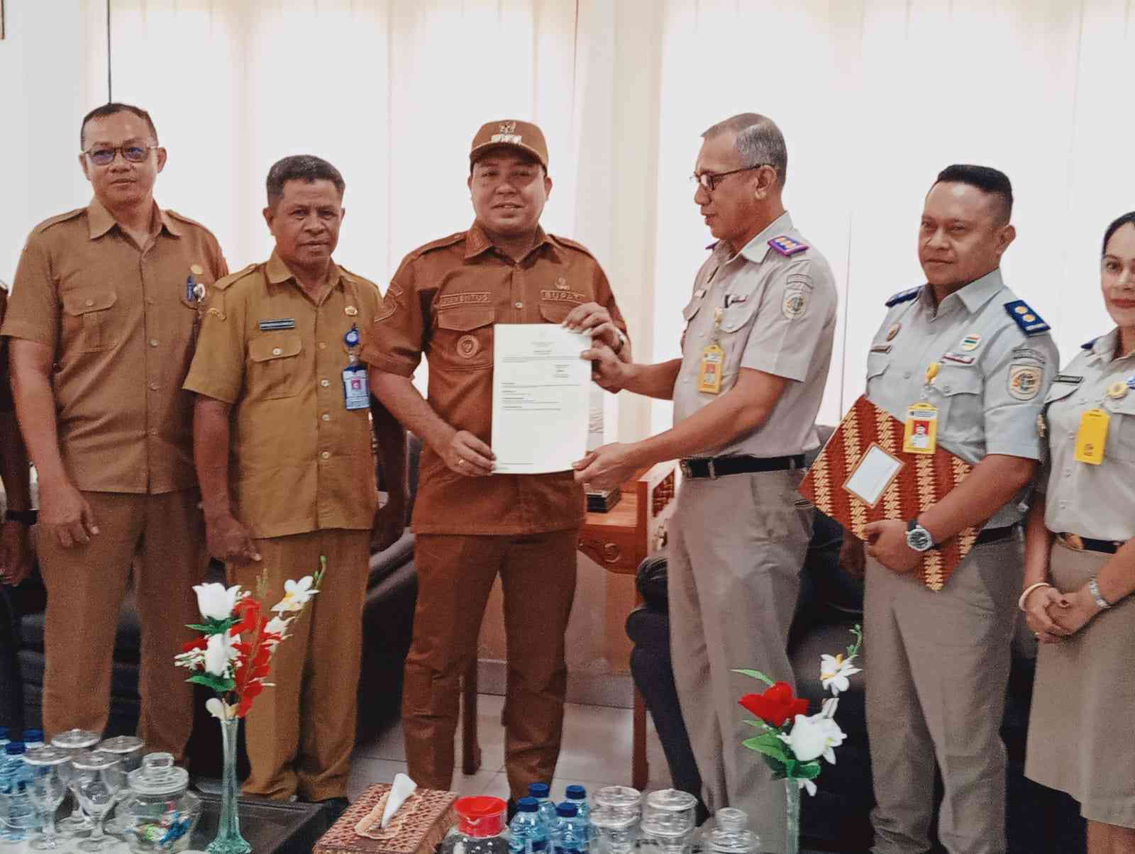 Bupati Sikka Terima 20 Sertifikat Tanah Pemda Dari Kantor Badan Pertanahan Nasional Kabupaten Sikka