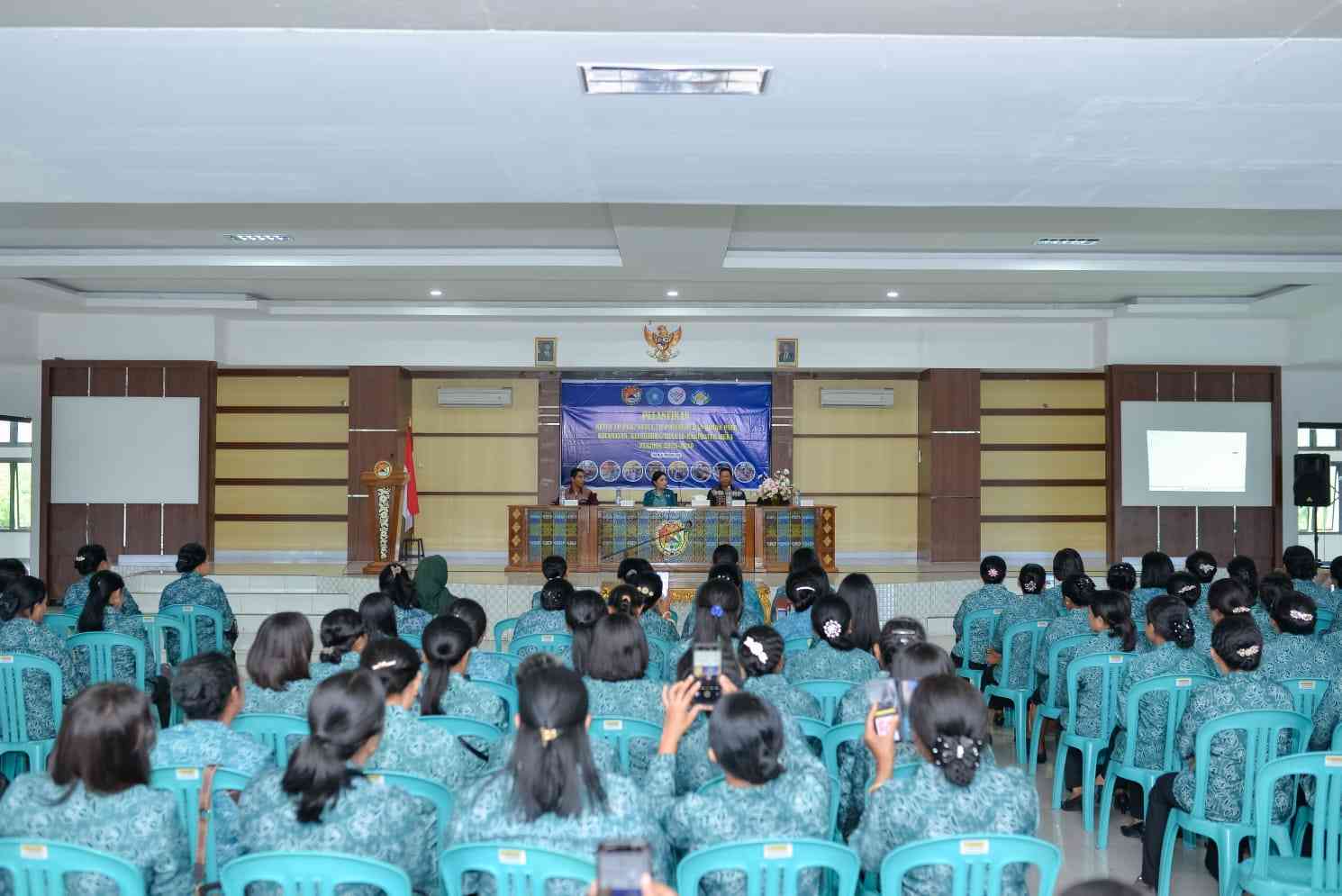 Ketua TP PKK Kabupaten Sikka Ny. Fista Sambuari Kago Melantik Ketua TP PKK/TP Posyandu dan Bunda PAUD Kecamatan, Kelurahan dan Desa se- Kabupaten Sikka