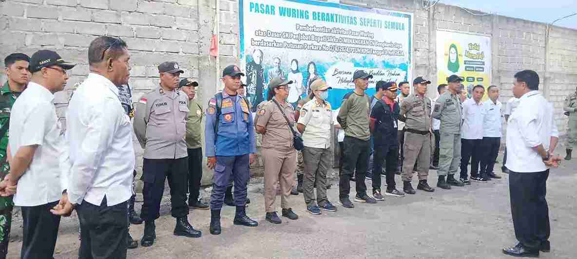 Pemkab Sikka Fasilitasi  Pedagang Kosongkan Pasar Wuring